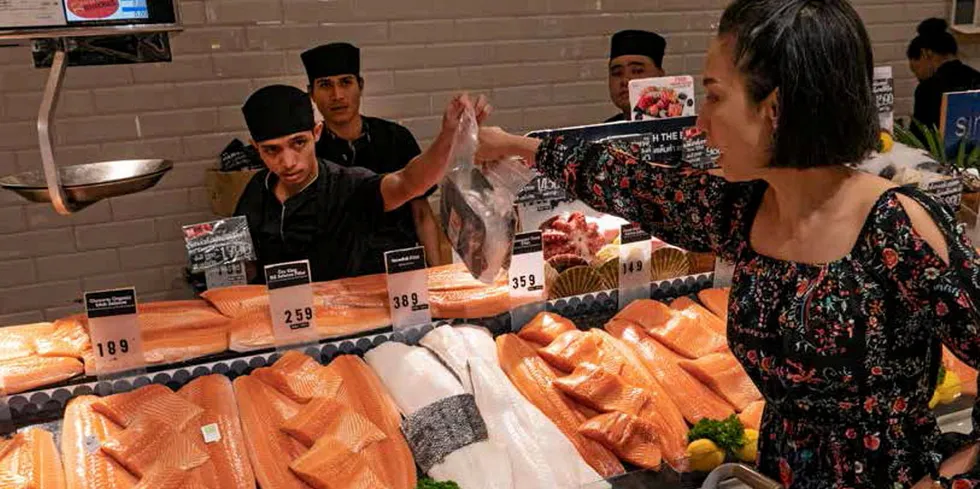 Denne uken kryper lakseprisene nedover igjen. Bilde fra fiskedisk i Thailand. Illustrasjonsfoto.