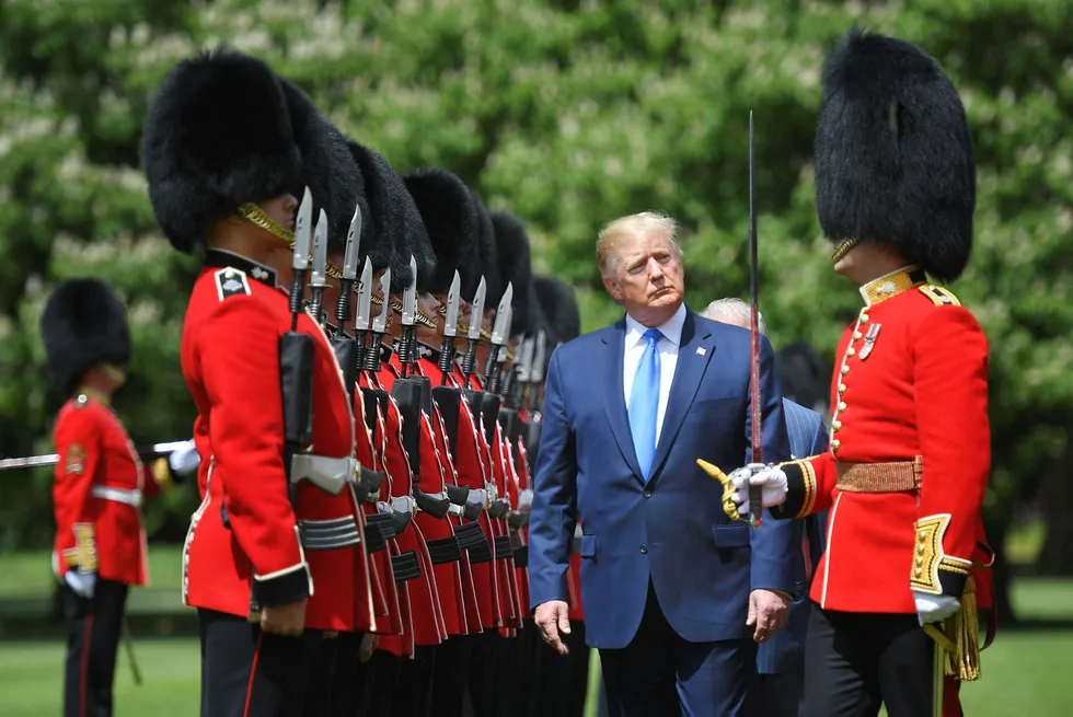 USAs president Donald Trump var på besøk i London mandag og her inspiserer han æresgarden utenfor Buckingham Palace.