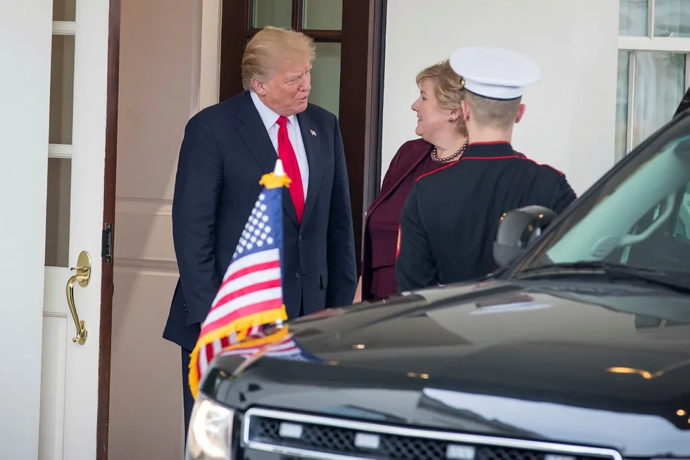 Statsminister Erna Solberg blir tatt i mot av USAs president Donald Trump i Det hvite hus i Washington onsdag. Foto: Heiko Junge, Scanpix