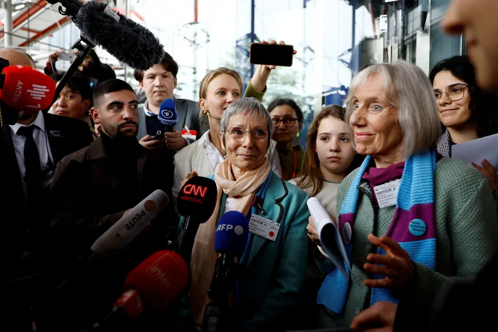 Organisasjonen Klimaseniorinnen var blant saksøkerne som vant sin sak mot Sveits i Strasbourg tirsdag. Anne Mahrer og Rosmarie Wyder-Walti i gruppen møtte et stort presseoppbud etter seieren i retten.