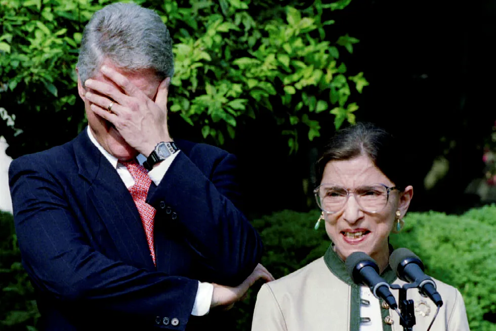 Som andre kvinne i amerikansk historie, ble Ruth Bader Ginsburg utpekt til høyesterettsdommer av president Bill Clinton. Hun var kjent for å være kjapp i replikken, her har hun fått Clinton til å bryte ut i latter.