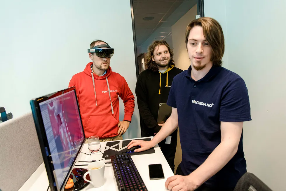 Programmerer i teknologiselskapet Pointmedia, Filip Cubrilo, viser frem sin AR-Løsning som gjør det mulig å studere menneskekroppen i detalj. I bakgrunnen står gründer Jo Jørgen Stordal (til venstre) og prøver løsningen med AR-briller, sammen med medgründer Anders Oneiros.