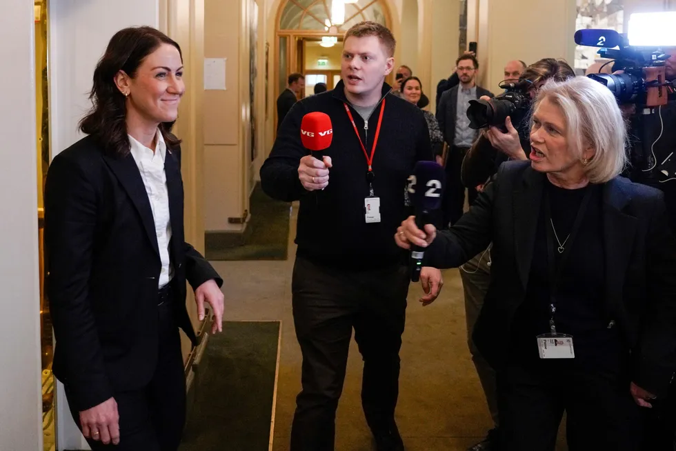 Presseoppbudet var stort da Aps nestleder Tonje Brenna kom til Stortinget tirsdag og avviste at hun ville utfordre Jonas Gahr Støre som partileder.