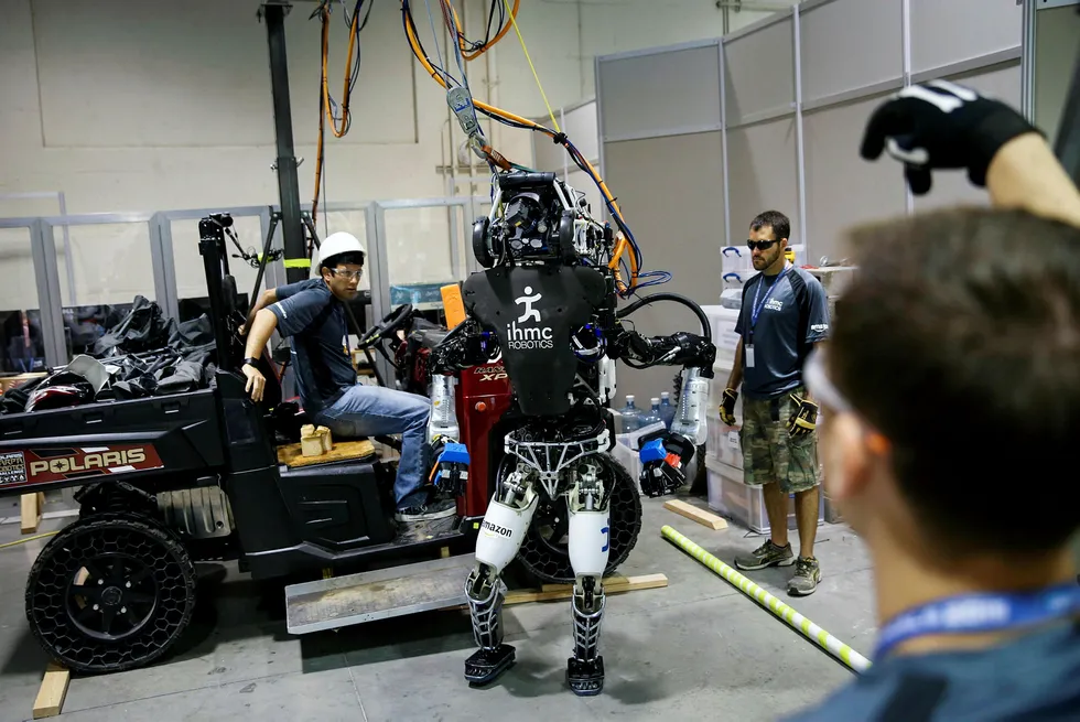Selskapet IHMC Robotics jobber her med sin «Running Man»-robot utviklet av robotteknologiselskapet Boston Dynamics i 2015. Arbeidet var en del av en konkurranse om å best mulig lage roboter med menneskelige egenskaper og få dem til å gjennomføre et hinderløp. Foto: Patrick T. Fallon/Reuters/NTB Scanpix