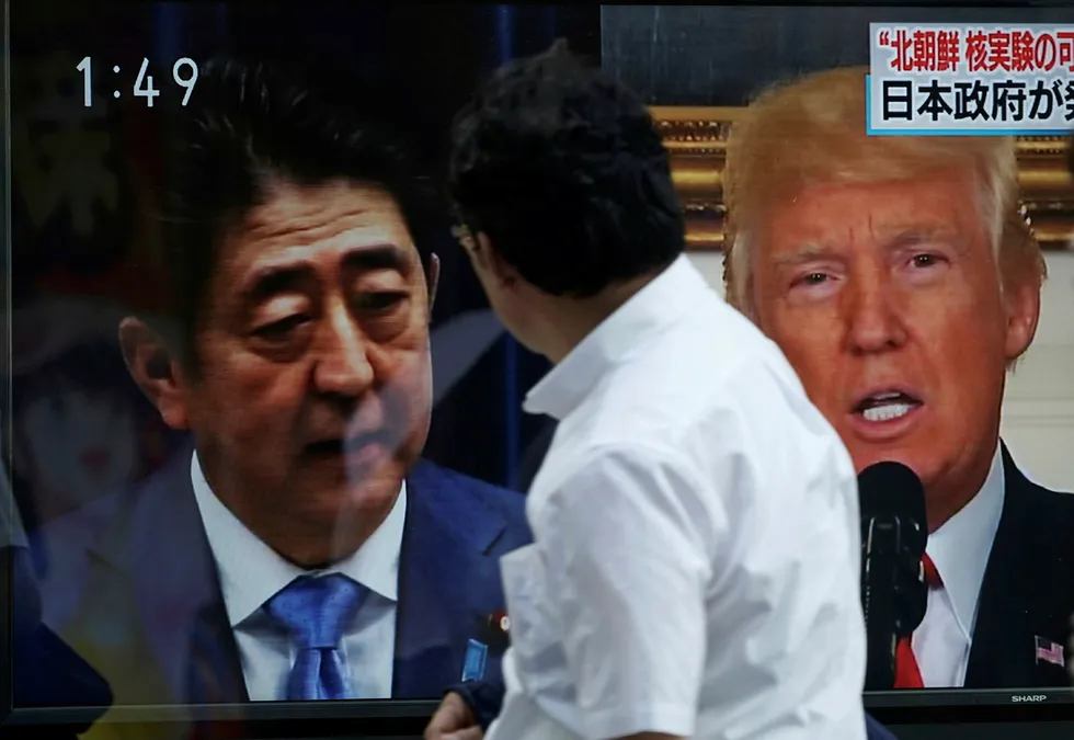 President Donald Trump vurderer å trekke USA ut av en frihandelsavtale med Sør-Korea samtidig som Nord-Korea truer hele regionen. Foto: Eugene Hoshiko/AP/NTB Scanpix