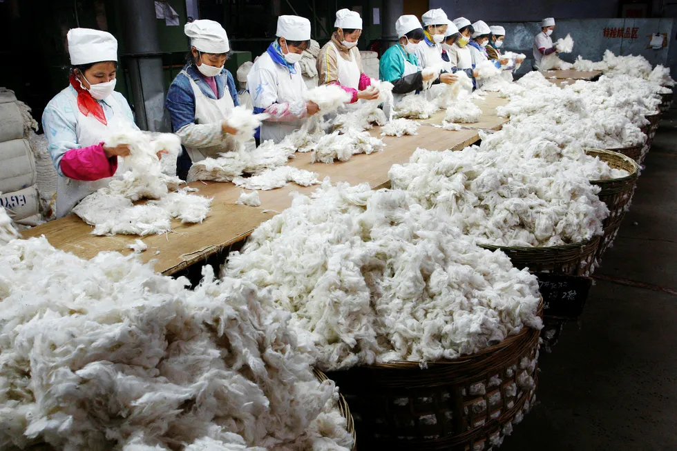 For 20 år siden flyttet internasjonale selskaper produksjonen til Kina for å utnytte de lave fabrikkarbeiderlønningene, men nå er flere selskaper bekymret over det økende kostnadsnivået. Her fra en tekstilfabrikk i Sichuan i Kina. Foto: Reuters/NTB Scanpix