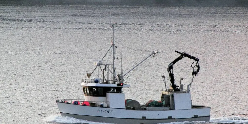 STØRST: Med over 14 meters lengde er «Varna» en av de største båtene som har fått konsesjon i fiske etter leppefisk. Normalt fisker den hvitfisk med snurrevad.Foto: Jon Eirik Olsen