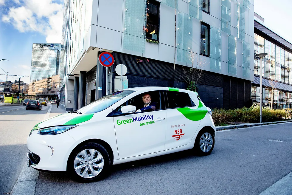 NSB-konsernet skal før nyttår ha 250 elektriske bybiler i fri flyt i Oslo. Her er sjefen Espen Dyb Løvold på tur i en av bilene.