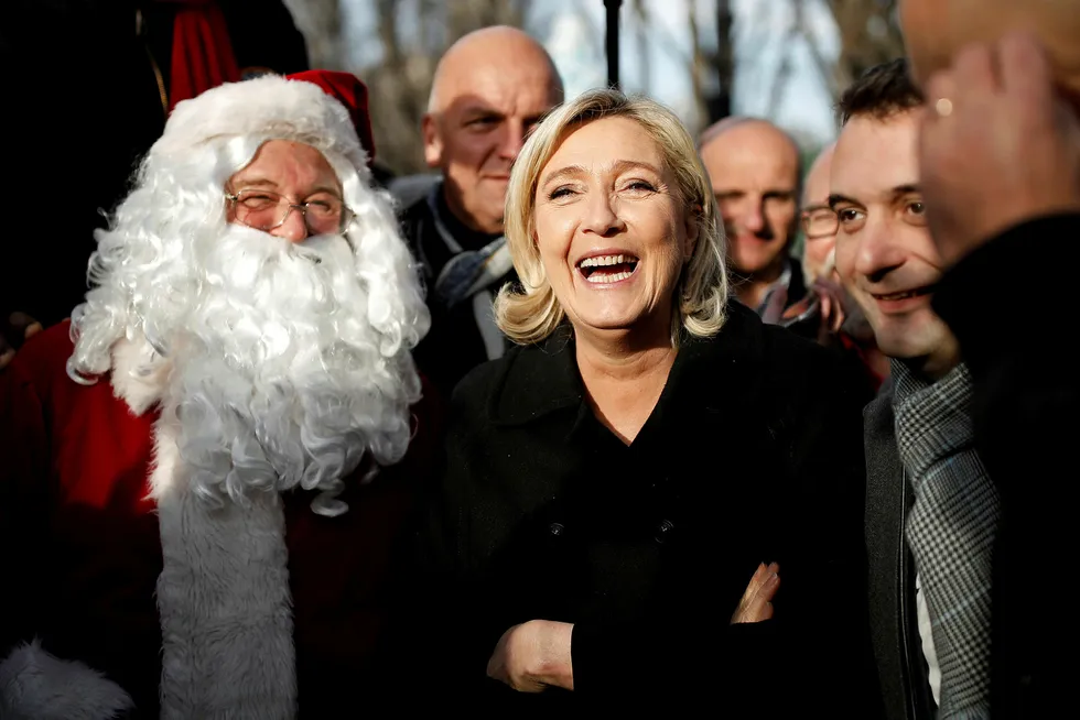 Klassekampen-spaltist Trond Andresen ville stemt på Marine Le Pen under andre valgomgang av presidentvalget til våren. Her besøker hun årets julemarked i Paris. Foto: Benoit Tessier/Reuters/NTB Scanpix