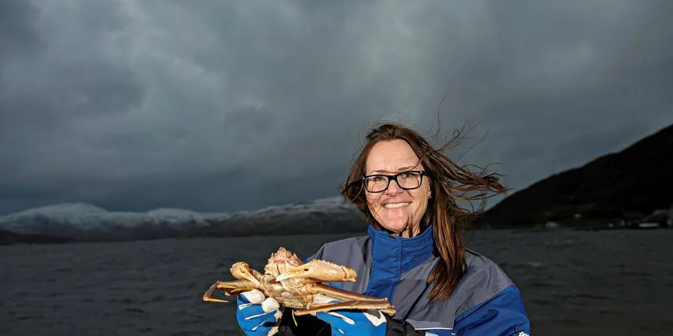 SKAL FINNE LØSNING: Forsker Gøril Voldnes i Nofima er overbevist om at en skal klare å knekke koden for å sikre at snøkrabben holder seg levende under frakt.Foto: Jon-Are Berg-Jacobsen