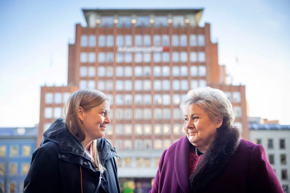 Høyre-leder Erna Solberg tok med seg nestleder Tina Bru (til venstre) for å beundre utsikten mot Arbeiderpartiets hovedkvarter. Nei da. Det passet bare som kulisse for en kritikk mot Ap for bare å fare med fin retorikk om næringslivet, ikke tiltak som virker.