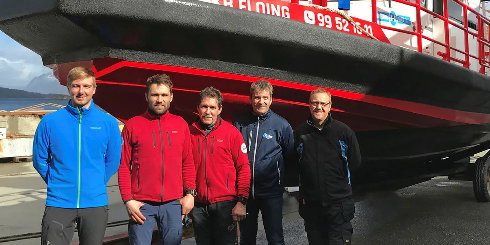 Gøran Grongstad (KB), Ola Krystad (KB), Kaare-Bjørn Krystad (KB), Tore Hukkelberg (Hukkelberg) og Flemming Møller Schou (Safe Air Diving) ved overleveringen av KB «Floing».