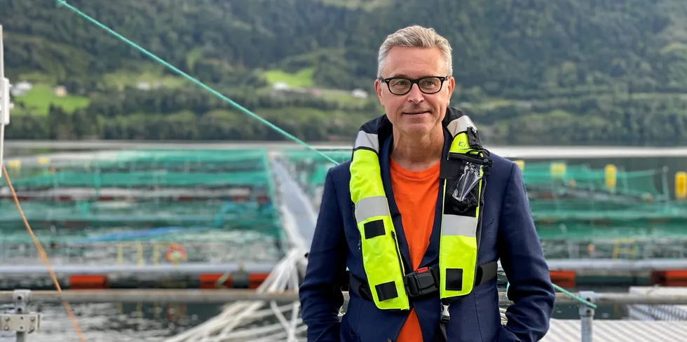 Tidligere fiskeri- og sjømatminister Odd Emil Ingebrigtsen, her på besøk hos Lerøy Sjøtroll ved lokaliteten Blom i Sørfjorden ved Osterøy i august 2021.