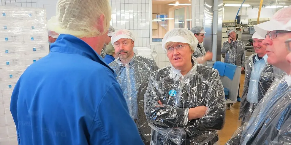 Fiskeriminister Elisabeth Apsaker fotografert under et besøk til Norway Seafoods avdeling Båtsfjord tidligere i år. Arkivfoto: Jørn Mikael Hagen