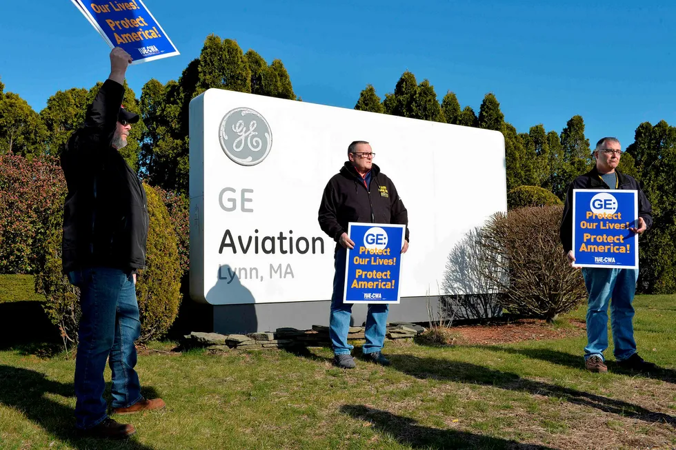 Ansatte ved GE Aviation Plant i Lynn, Massachusetts protesterer mot at General Electric til sammen kutter 12.600 jobber som følge av koronakrisen.