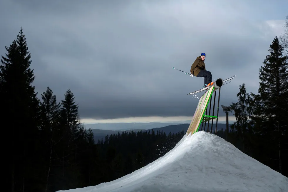 Christian Nummedal sklir skiene bortover stålet på toppen av wallriden som er et element av terrengparken i Oslo Vinterpark. Foto: Thomas T. Kleiven