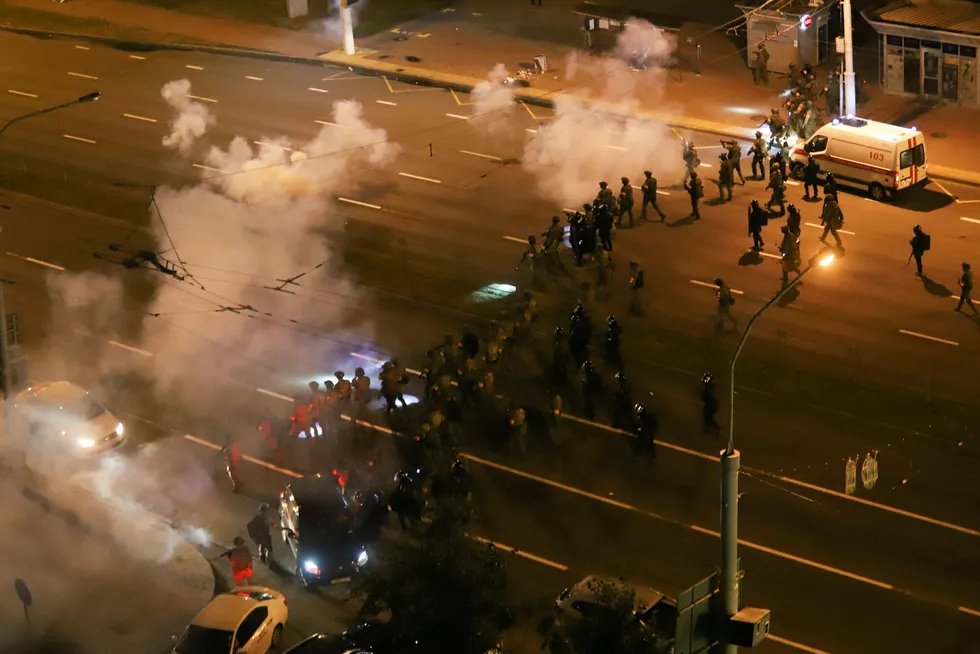 Sikkerhetspolitiet har brukt gummikuler og sjokkgranater mot demonstrantene i Minsk flere netter på rad. Protestene mot regimet i Hviterussland skal ha spredd seg til minst 25 byer.