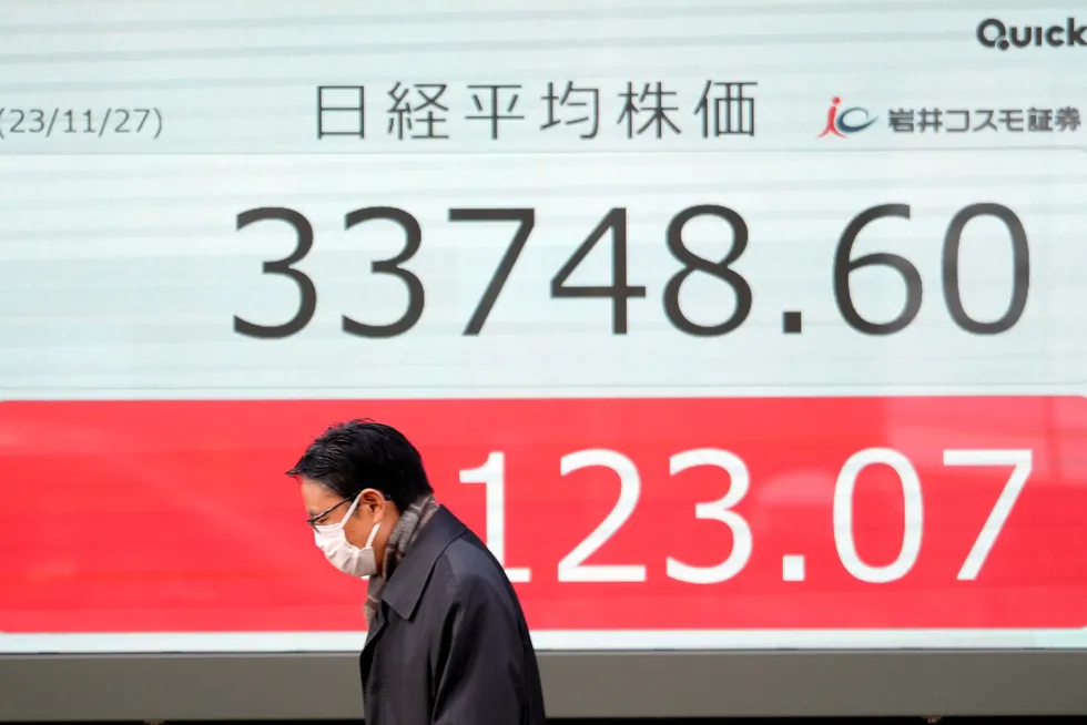 Nikkei-indeksen ved Tokyo-børsen startet med en oppgang mandag morgen og forsøkte å bryte gjennom det høyeste nivået siden forsommeren 1990. Nikkei-indeksen har falt i løpet av formiddagshandelen. Også i resten av Asia er det en bred nedgang.