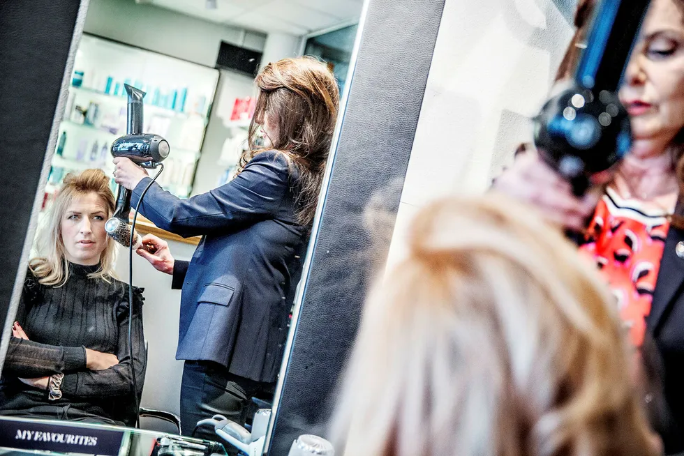 Frisør Marit Kristiansen (38) ved Nikita på Olavskvartalet i Trondheim bruker den nye hårføneren til Vigdis Marthinsen. Foto: Øyvind Nordahl Næss