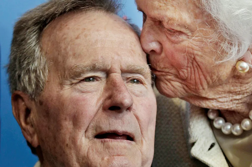 Tidligere president George H.W. Bush fotografert sammen med sin kone Barbara Bush, som døde åtte måneder før ham.
