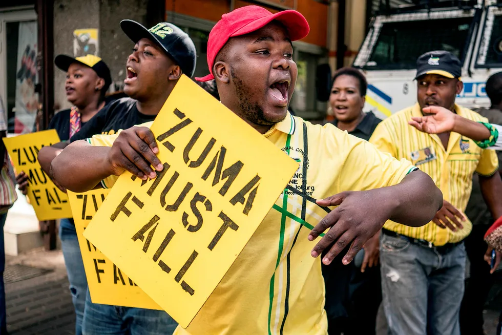 Tilhengere av visepresident Cyril Ramaphosa demonstrerte sist fredag mot president Zuma utenfor hovedkvarteret til ANC i Johannesburg. Foto: Marco Longari/AFP/NTB Scanpix