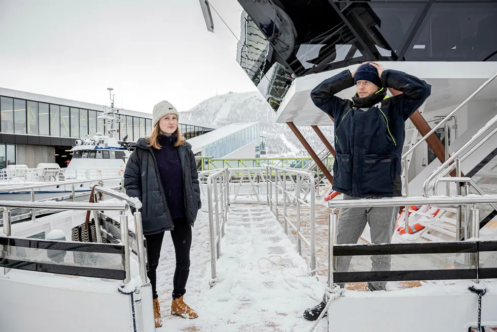 Guide Kristoffer Amundsen (til høyre) og 25 ansatte på turistbåten Brim Explorer i Tromsø fikk varsel om permittering fredag. Driftssjef Marika Andersen sier avbestillinger på grunn av korona-utbruddet er årsaken til at selskapet stanser driften.
