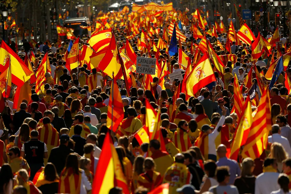 Demonstranter går i gatene for å protestere mot Catalonias ønske om selvstyre. Foto: Francisco Seco/AP Photo/NTB Scanpix