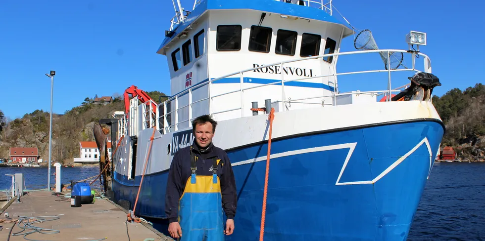 Rekefisker Christian Aanonsen på «Rosenvoll» av Mandal håper på lavere dieselpriser og et bedre fiske. Mandal-båten la til kai fredag med 400 kilo kokte reker for Fiskelaget på Gismerøya.