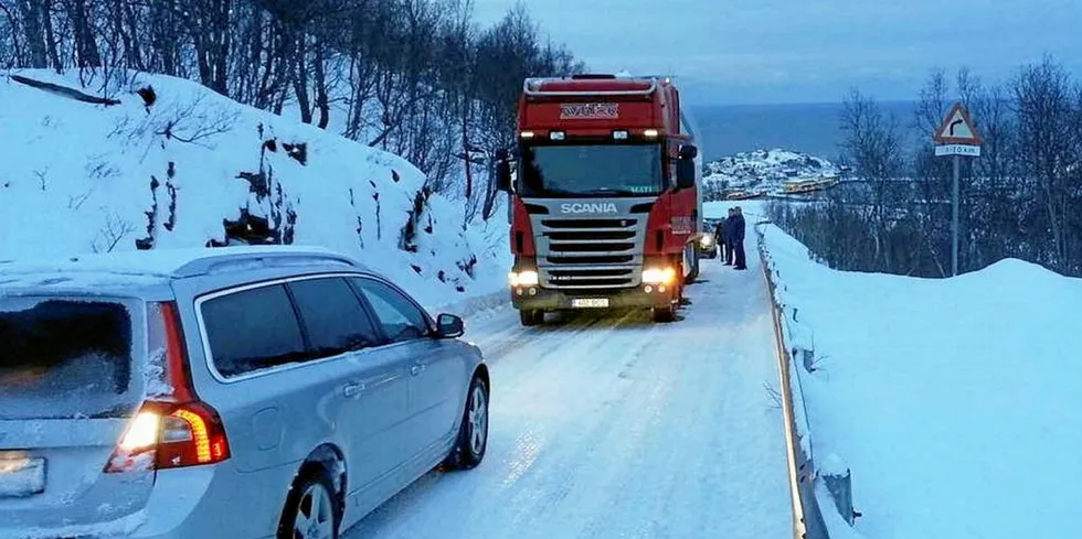 ELENDIGE VEIER: En fisketrailer på vei opp de bratte partiene fra Husøy må stoppe for møtende trafikk og blir deretter stående fast. Endelig får viktige sjømatveier ekstrabevilgninger fra staten.