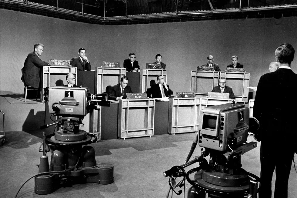 Valgkamp på TV var et helt nytt fenomen i 1961. Årets valgkamp ble åpnet i det store TV-studioet på Marienlyst med det første av ni programmer foran valget. Fra venstre: Knut Toven (Kr.f), Lars leiro (SP), Nils Hønsvald (A), Kjell Holler (Statsråd), Sekundanter. Foto: Ivar Aaserud/NTB scanpix