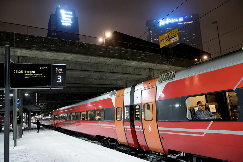 22.37. Nattoget til Bergen med avgang klokken 23.25 står oppsatt på spor tre.