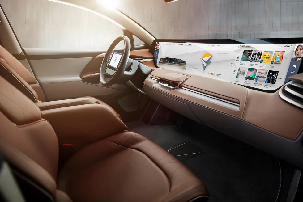 Med en skjerm på 1,25 meter skal det litt til å overgå Byton concept suv på skjermstørrelse. Bilen skal lanseres i Kina neste år. Foto: Byton