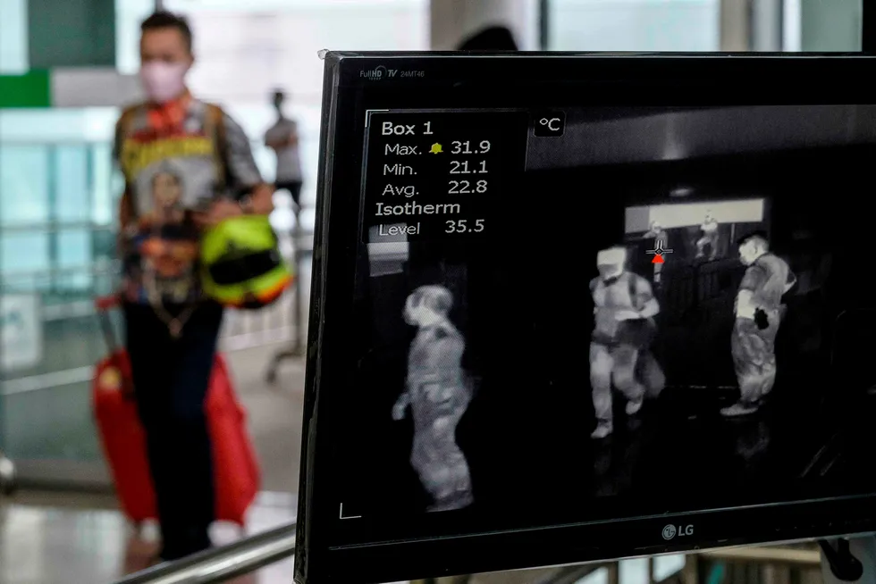 Passasjerer på Chek Lap Kok-flyplassen temperaturscannes etter ankomst for å oppdage eventuell feber.