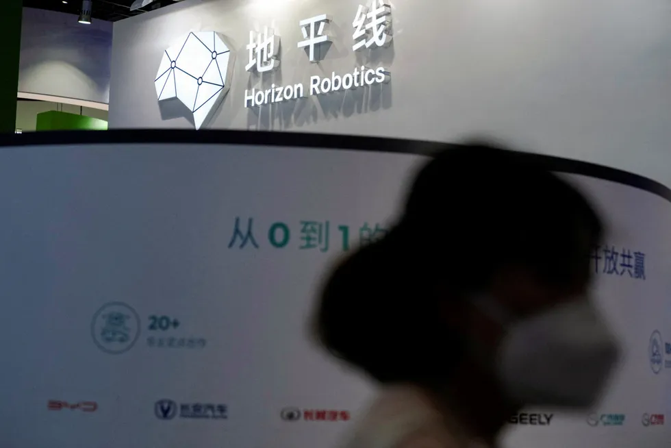 Horizon Robotics Inc. steg nesten 40 prosent på sin første handelsdag på Hongkong-børsen torsdag. Selskapet, som leverer teknologi til autonome biler, hentet inn 696 millioner dollar i børsnoteringen.