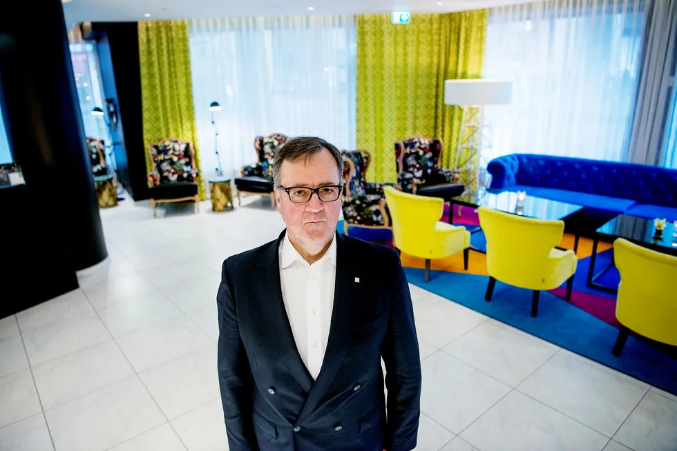 Morten Thorvaldsen, administrerende direktør i Thon Hotels, opplever massivt med avbestillinger og sier kjeden er nødt til å vurdere ny nedstengning av hoteller.
