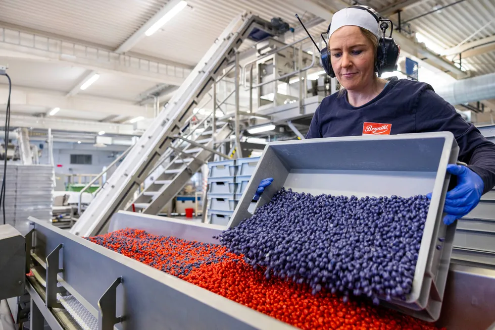 Operatør Annelie Sundholm i Brynild fyller på med knatter til pakkingen av godteriet med markjordbær- og blåbærsmak.