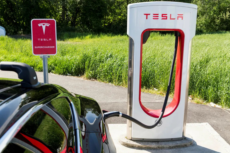 En Tesla Model S står til lading på Solli supercharger i Østfold. Disse ladestasjonene er bygd spesielt for elektriske biler fra Tesla og gjør det mulig å lade bilens store batteri på kort tid. Tore Meek / NTB scanpix