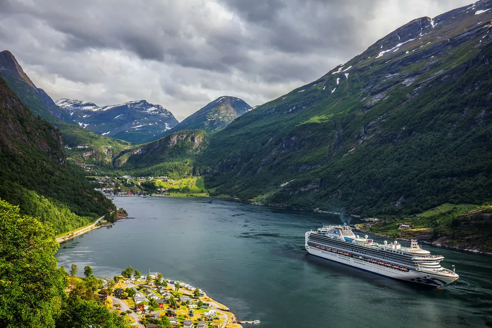 Store CO2-utslipp fra cruiseskipene som besøker Norge. På bildet cruiseskipet Sapphire Princess på vei ut Geirangerfjorden i Møre og Romsdal. Foto: Halvard Alvik, NTB scanpix