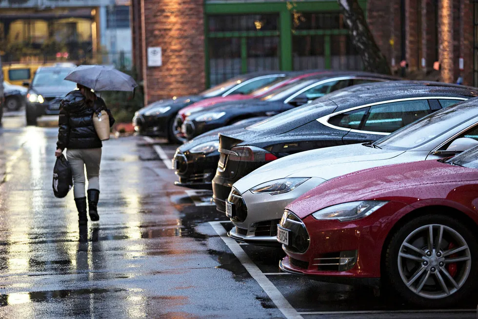 Tesla trues med konkurs