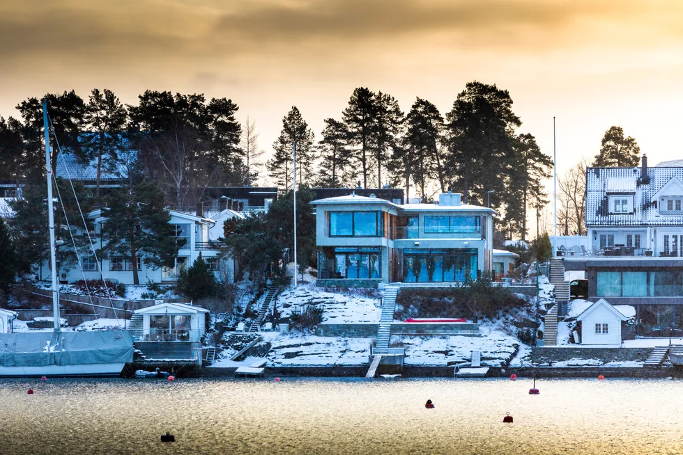 Investor Christian Saure har nylig solgt denne luksusboligen i sjøkanten på Snarøya. Meglerhuset Sem & Johnsen har tatt oppgjørspant på 132 millioner kroner i boligen.