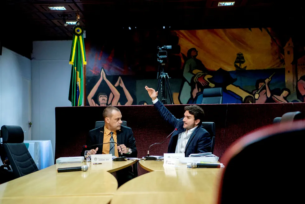 – Hydro har meget stort potensial for forurensning, sier den brasilianske politikeren Celso Sabino (til høyre). Her med politikerkollega Coronel Neil.