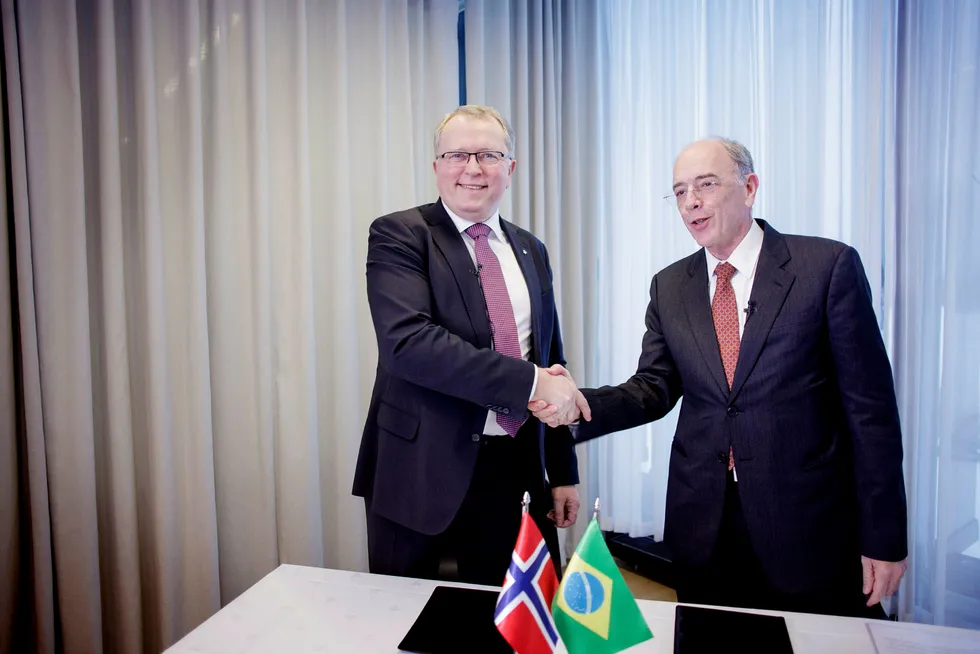 Statoil-sjef Eldar Sætre (til venstre) og Petrobras-sjef Pedro Parente var skjønt enige om at det var bedre å møtes i Oslo i juni og Rio i desember, enn motsatt, slik de har gjort det i år. Foto: Javad Parsa