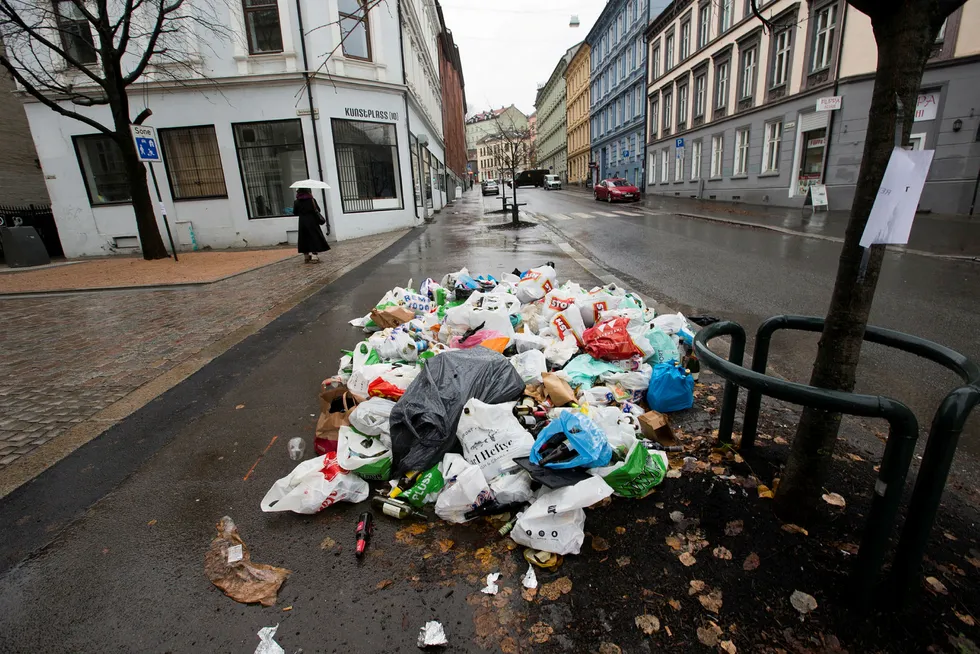 Det er enklere å la private aktører hente avfall, kjøre tog og bygge veier enn å bruke dem til å vurdere barn, syke og eldres omsorgsbehov, skriver Gøril Bjerkan. Veireno slet med søppelhåndteringen i Oslo i 2016.