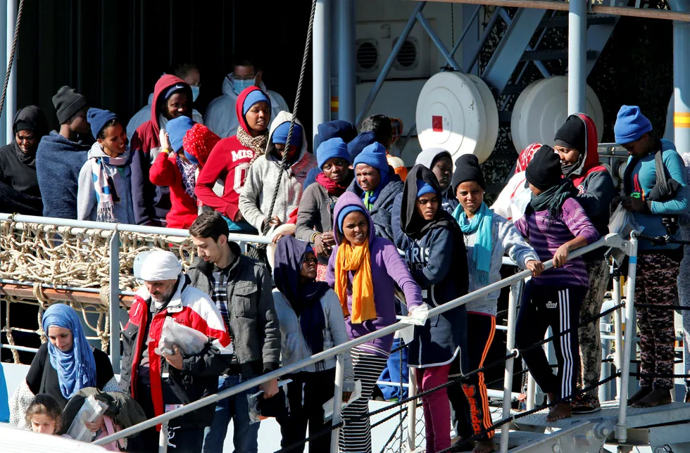 Den italienske studien viser at effekter på kriminalitet av oppholdstillatelse er et vanskelig empirisk spørsmål, fordi de som får oppholdstillatelse, er ulik de som ikke får. Her ankommer migranter den sicilianske havnen, Catania. Foto: Antonio Parrinello/Reuters/NTB Scanpix