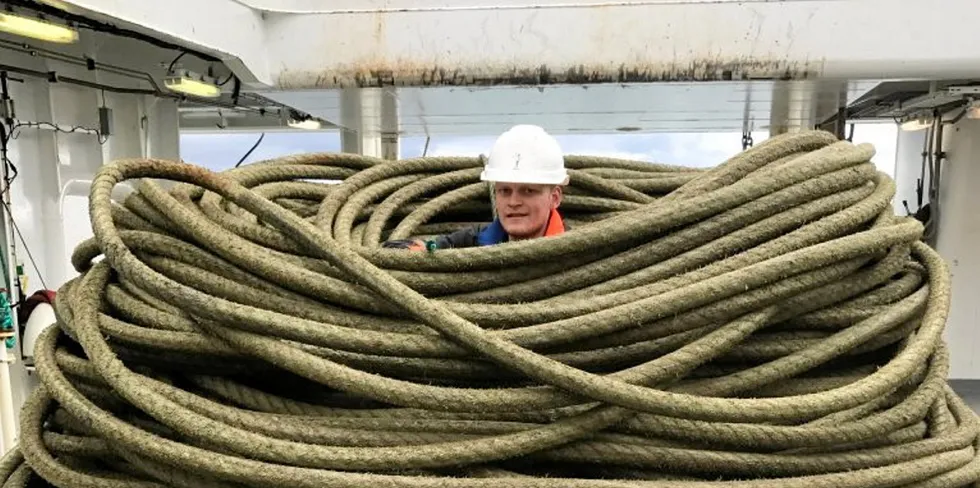 Utslitte snurrevadtau gir fra seg plastfragmenter som havner i havet.