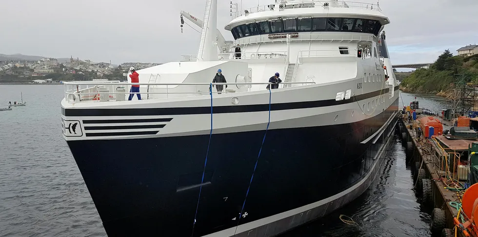 «SUNDERØY»: Den nye fabrikktråleren til Prestfjord-rederiet har en person som har testet positivt på covid-19. Er nå i Ålesund.