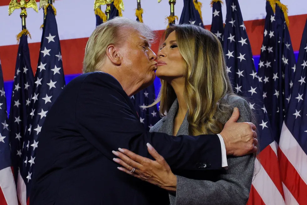 Donald Trump kom på scenen sammen med sin kone Melania for å tale til tilhengerne på sitt valgmøte i Palm Beach County Convention Center i West Palm Beach.