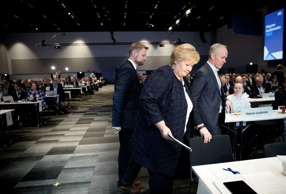 Da Erna Solberg åpnet Høyres landsmøte, understreket hun at det skal være «moderate» skattelettelser. Her er hun sammen med helseminister Bent Høie (til venstre) og kommunal- og moderniseringsminister Jan Tore Sanner. Foto: Linda Næsfeldt