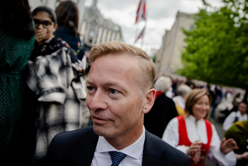 Høyre og partiets finanspolitiske talsperson Helge Orten, satt seg på sidelinjen under forhandlingene om lakseskatten.