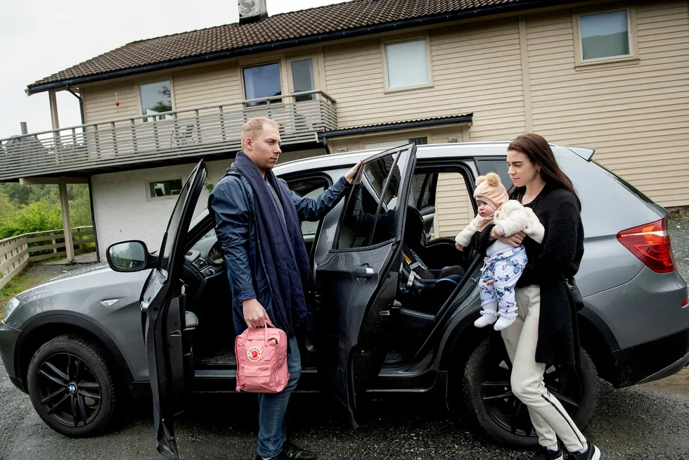 En travel hverdag gjør at småbarnsforeldrene Mads Dyngeland og Evy-Ann Haugland fort blir avhengige av bilen. Her er de på vei av gårde sammen med datteren Olivia på syv måneder.